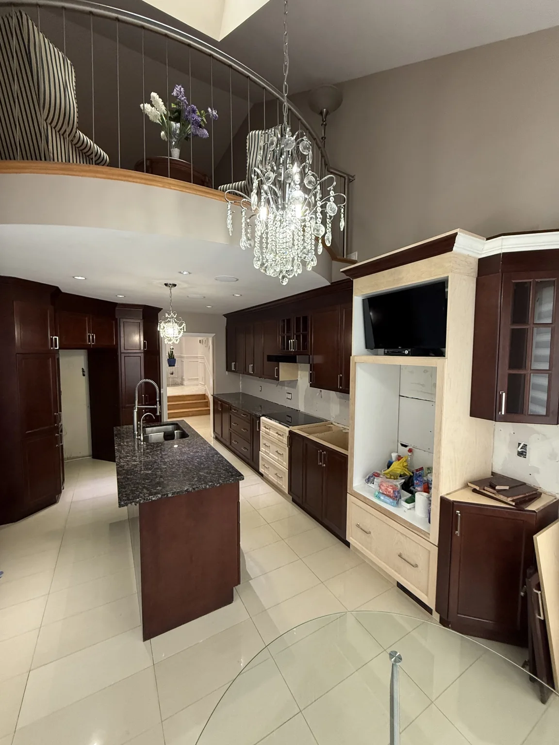 Avant : cuisine avec mezzanine